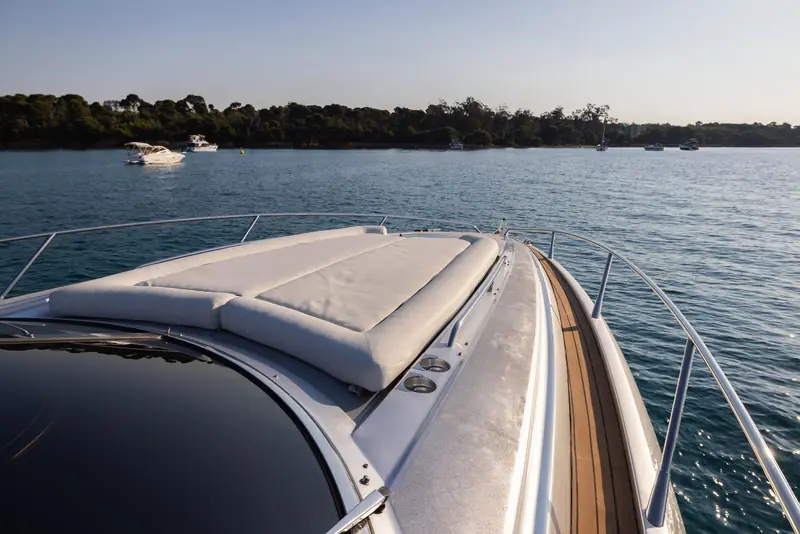 Location yacht avec skipper Cannes, Sunseeker Superhawk 43 pour 12 personnes au large des Îles de Lérins — photo 6