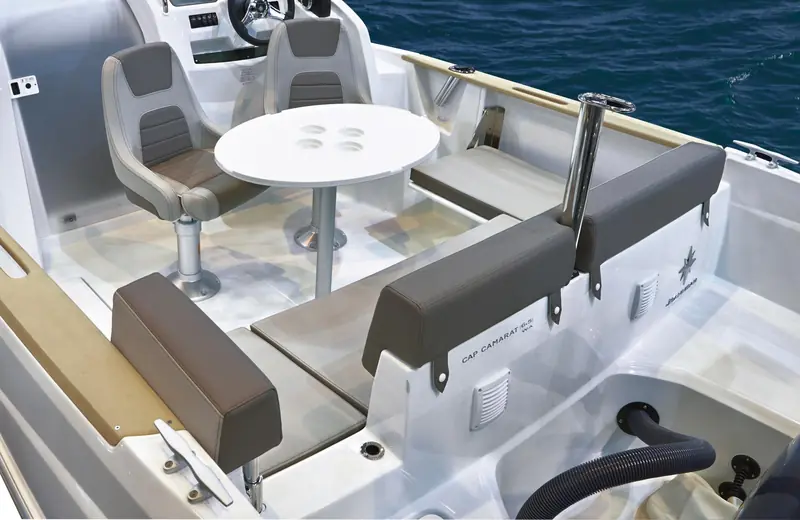 Location bateau Mandelieu Cannes, Jeanneau Cap Camarat 650 open 150 CV pour 7 personnes — photo 4