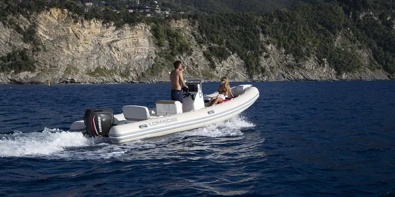 Location semi rigide Cannes, Lomac 600 IN 115 CV pour 6 personnes au départ du Port du Béal