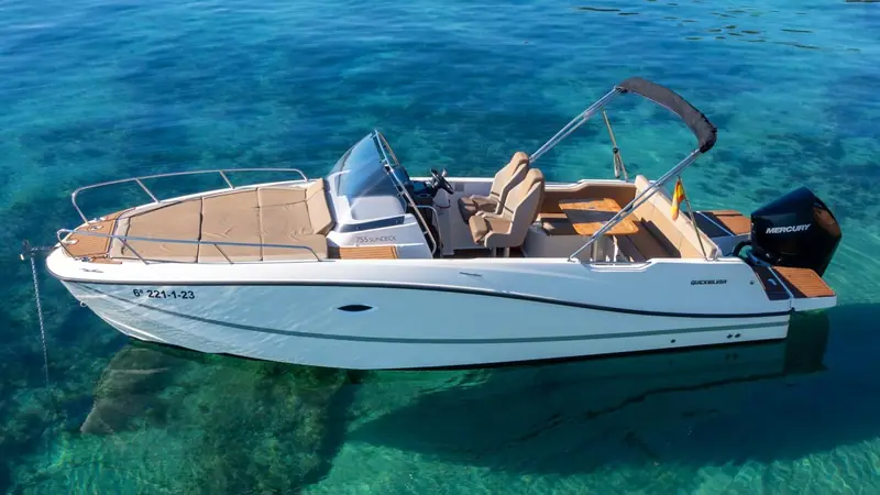Location bateau avec permis Cannes, Quicksilver 755 Sundeck 250 CV avec cabine pour 8 personnes