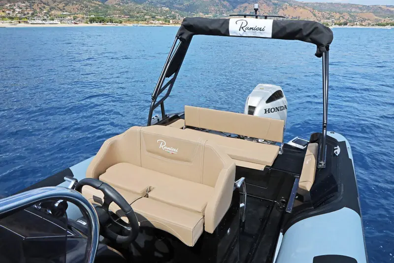 Location semi rigide Cannes, Ranieri Cayman Sport 26 250 CV pour 12 personnes — photo 6