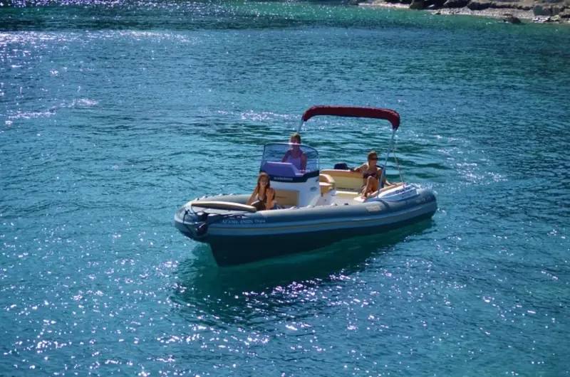 Location semi rigide Cannes, Salpa Soleil 23 250 CV pour 8 personnes dans la baie de Cannes — photo 2