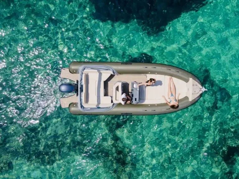 Location semi rigide Cannes, Salpa Soleil 23 250 CV pour 8 personnes dans la baie de Cannes — photo 3