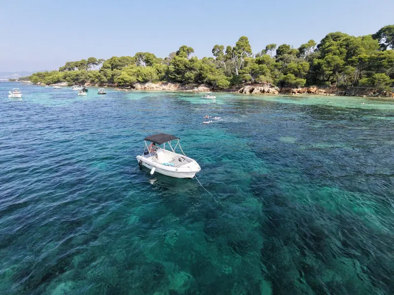 Location bateau sans permis Cannes, bateau 6 CV pour 5 personnes au mouillage dans une crique des Îles de Lérins