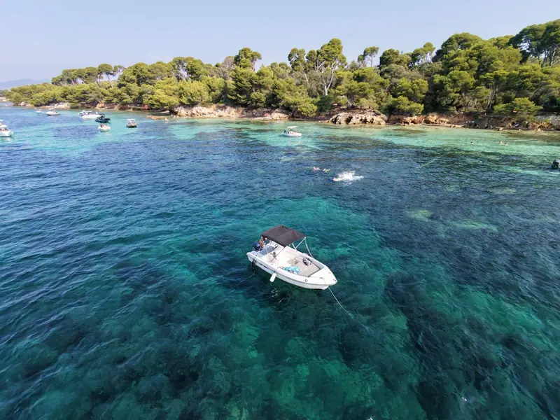 Location bateau sans permis Cannes, bateau 6 CV pour 5 personnes au mouillage dans une crique des Îles de Lérins — photo 2