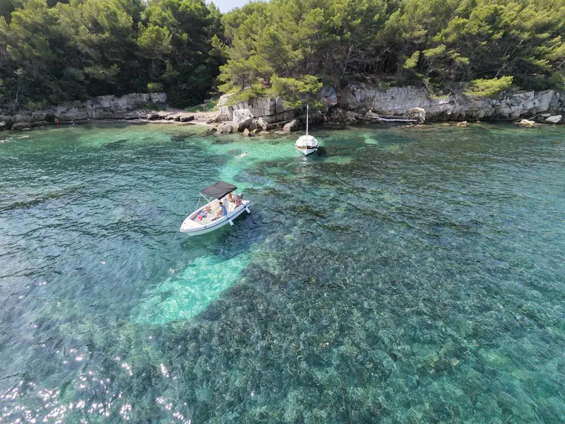 Louer bateau Îles de Lérins : mouillage dans une crique turquoise de l'île Sainte-Marguerite