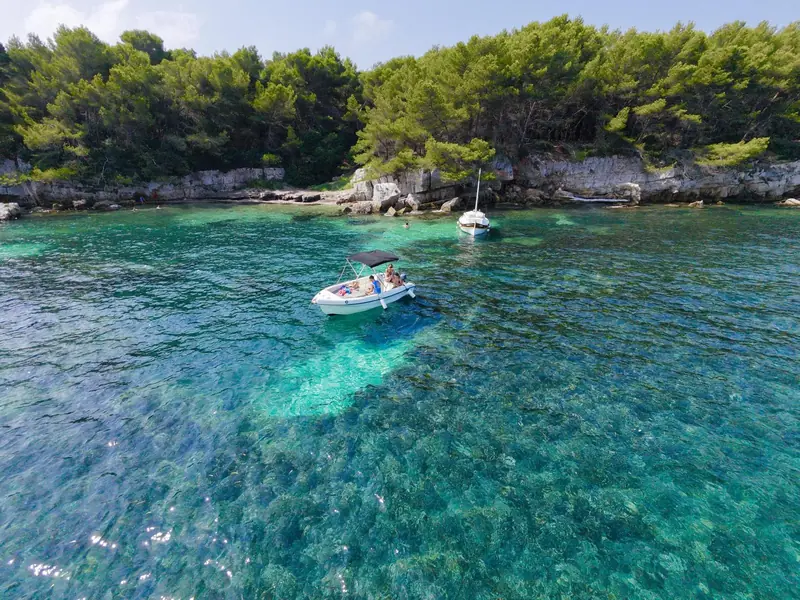 Location bateau sans permis Cannes, bateau 6 CV pour 5 personnes au mouillage dans une crique des Îles de Lérins — photo 4