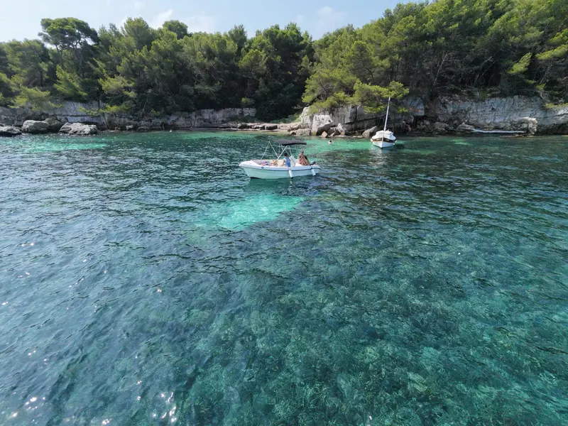 Bateau sans permis à Cannes au mouillage dans l'eau turquoise, prêt pour la baignade