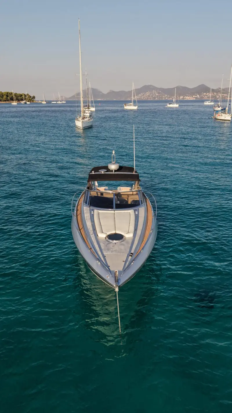 Location yacht avec skipper Cannes, Sunseeker Superhawk 43 pour 12 personnes au large des Îles de Lérins