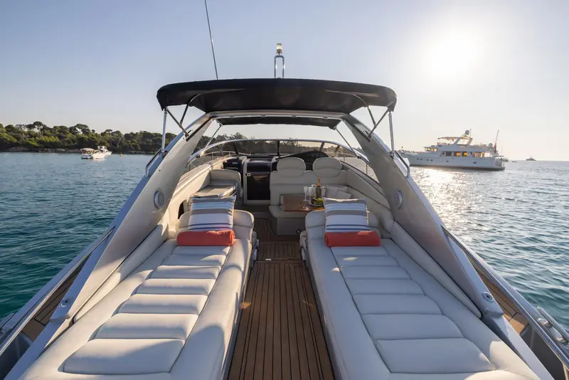 Location yacht avec skipper Cannes, Sunseeker Superhawk 43 pour 12 personnes au large des Îles de Lérins — photo 5