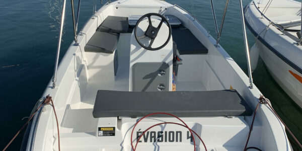 bateau-sans-permis-dos-BoatEvasion-Contact-Cannes-Mandelieu